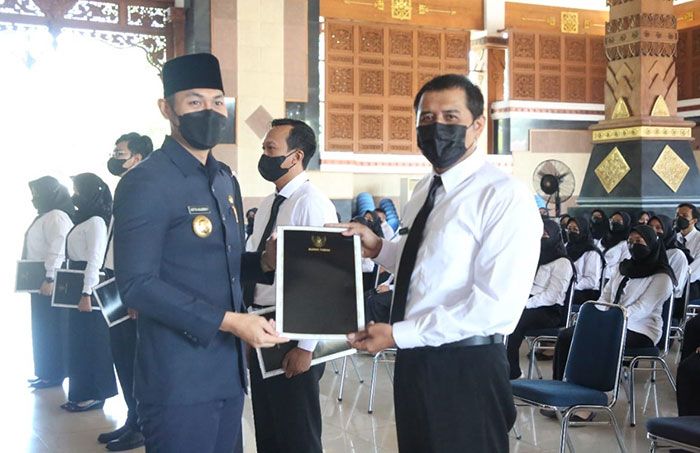Ratusan CPNS di Tuban Terima SK Pengangkatan dari Bupati Ratusan CPNS di Tuban Terima SK Pengangkatan dari Bupati