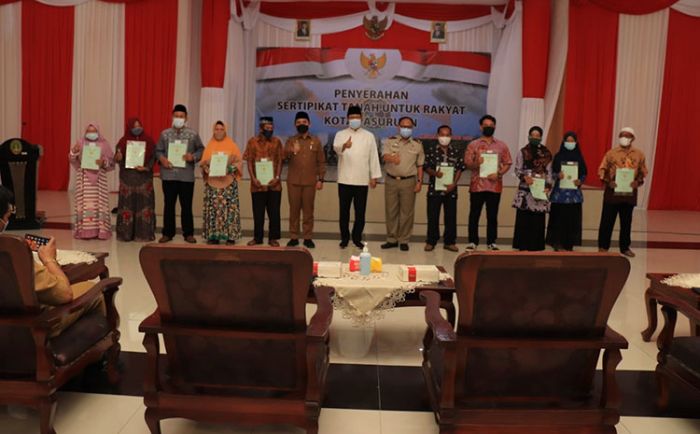 Beri Kepastian Hukum, Pemkot Pasuruan Serahkan 457 Sertifikat Hak Atas Tanah PTSL Tahun 2021 Beri Kepastian Hukum, Pemkot Pasuruan Serahkan 457 Sertifikat Hak Atas Tanah PTSL Tahun 2021