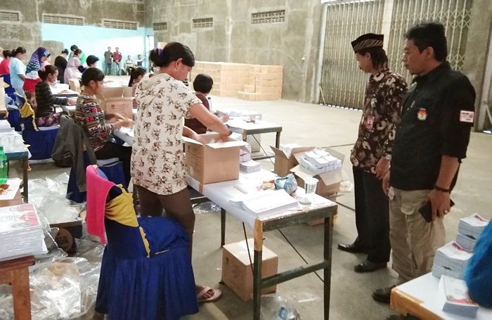 Pekerjakan Perempuan, KPU Nganjuk Targetkan Pelipatan Surat Suara Selesai 3 Hari Pekerjakan Perempuan, KPU Nganjuk Targetkan Pelipatan Surat Suara Selesai 3 Hari