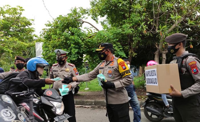 ​Bagikan 10.000 Masker, Kapolresta Sidoarjo Ajak Masyarakat Sadar Pentingnya Disiplin Prokes