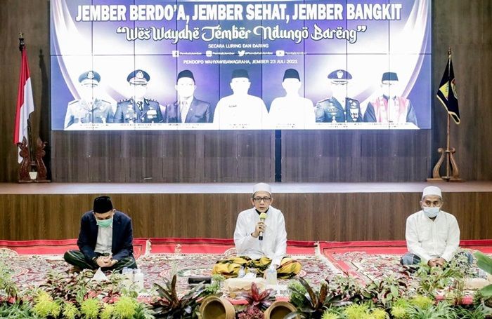 Ikhtiar Illahiyah, Wabup Jember Gus Firjaun Pimpin Doa Bersama Mohon Pandemi Covid-19 Cepat Berakhir Ikhtiar Illahiyah, Wabup Jember Gus Firjaun Pimpin Doa Bersama Mohon Pandemi Covid-19 Cepat Berakhir