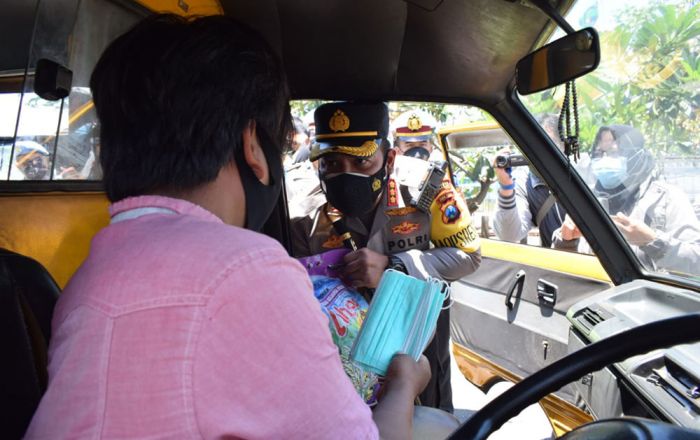 Ops Patuh Semeru 2021, Polisi Sidoarjo Edukasi Prokes dan Tertib Lalu Lintas ke Pengendara Ops Patuh Semeru 2021, Polisi Sidoarjo Edukasi Prokes dan Tertib Lalu Lintas ke Pengendara