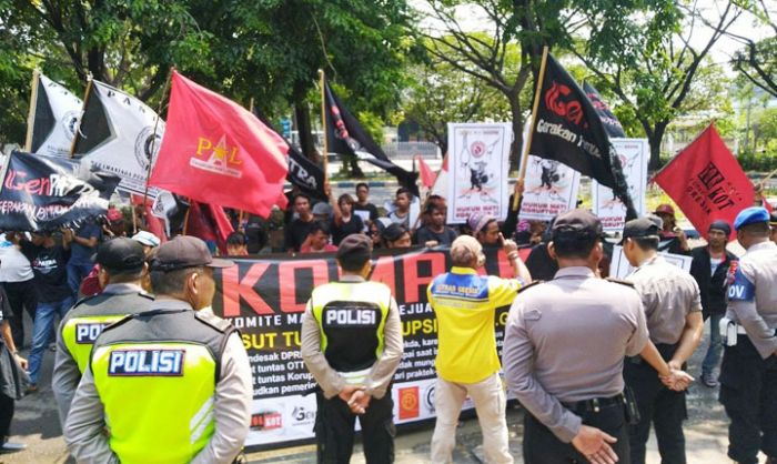 Meski Banyak Teror, Kompak Gresik Tetap Demo Kawal Sidang Sekda Meski Banyak Teror, Kompak Gresik Tetap Demo Kawal Sidang Sekda