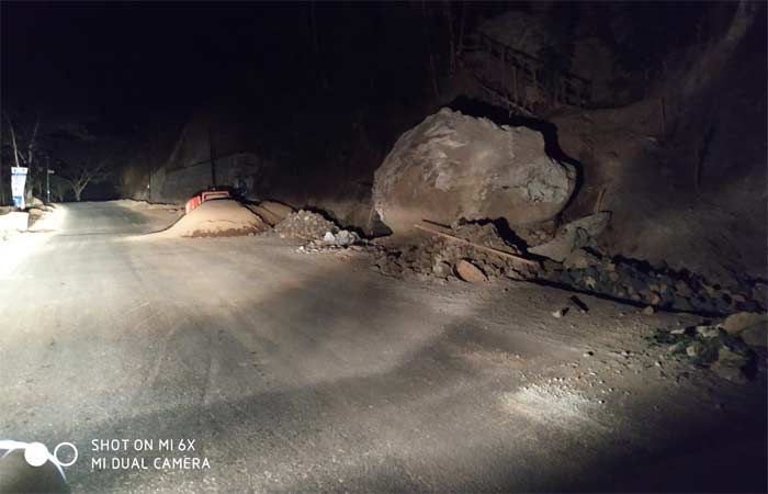 Material Berserakan dan Rambu Peringatan Minim, Jalur Pacitan-Ponorogo Membahayakan Pengguna Jalan Material Berserakan dan Rambu Peringatan Minim, Jalur Pacitan-Ponorogo Membahayakan Pengguna Jalan