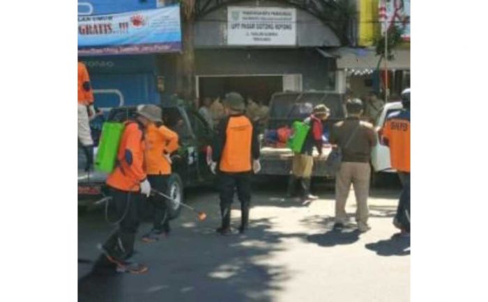 Cegah Penyebaran Corona, BPBD Probolinggo Semprot Pasar Baru dan Gotong Royong