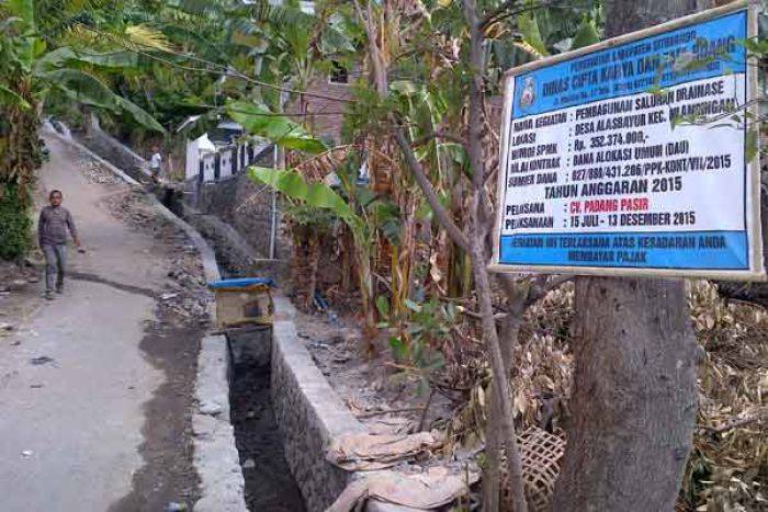 Proyek Saluran Drainase di Alasbayur Situbondo Diduga Pakai Material Bekas Proyek Saluran Drainase di Alasbayur Situbondo Diduga Pakai Material Bekas