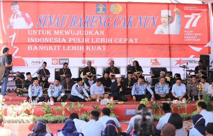 Gelar Sinau Bareng di Lapas Surabaya, Cak Nun Istilahkan Hidup Seperti Bermain Sepak Bola Gelar Sinau Bareng di Lapas Surabaya, Cak Nun Istilahkan Hidup Seperti Bermain Sepak Bola