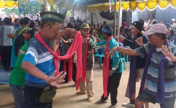 Warga Tegalagung Tuban Gelar Sedekah Bumi untuk Tolak Balak Penyakit Warga Tegalagung Tuban Gelar Sedekah Bumi untuk Tolak Balak Penyakit