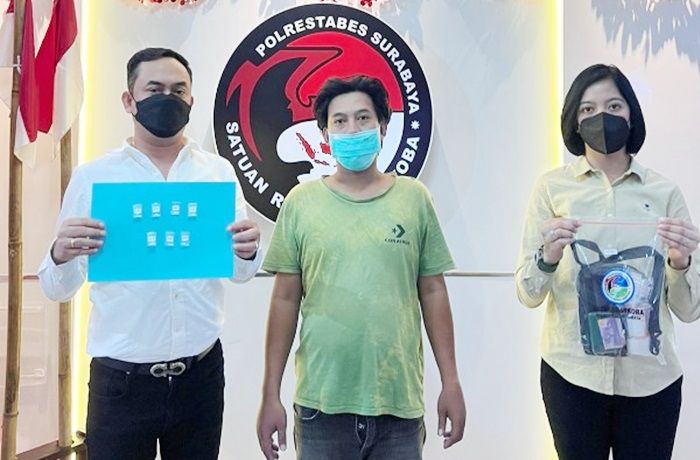 Nyambi Edarkan Sabu di Lawang Seketeng, Penjual Buah Gubeng Masjid Surabaya Diringkus Polisi Nyambi Edarkan Sabu di Lawang Seketeng, Penjual Buah Gubeng Masjid Surabaya Diringkus Polisi