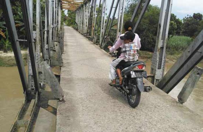 Tanpa Pagar Pembatas, Warga Dua Desa di Parengan Harus Hati-hati Seberangi Jembatan Sungai Kening