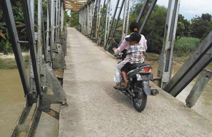 Tanpa Pagar Pembatas, Warga Dua Desa di Parengan Harus Hati-hati Seberangi Jembatan Sungai Kening Tanpa Pagar Pembatas, Warga Dua Desa di Parengan Harus Hati-hati Seberangi Jembatan Sungai Kening
