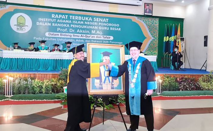 Dikukuhkan sebagai Guru Besar Ilmu Al-Quran, Prof Aksin: Tak Boleh Penafsir Salahkan Penafsir Lain Dikukuhkan sebagai Guru Besar Ilmu Al-Quran, Prof Aksin: Tak Boleh Penafsir Salahkan Penafsir Lain