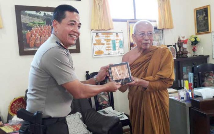 Di Vihara, Kapolres Batu Didoakan Bante Di Vihara, Kapolres Batu Didoakan Bante