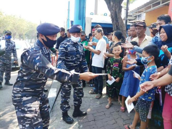 Laksanakan Instruksi Presiden, Koarmada II Bagikan 15 Ribu Masker pada Masyarakat Surabaya Laksanakan Instruksi Presiden, Koarmada II Bagikan 15 Ribu Masker pada Masyarakat Surabaya