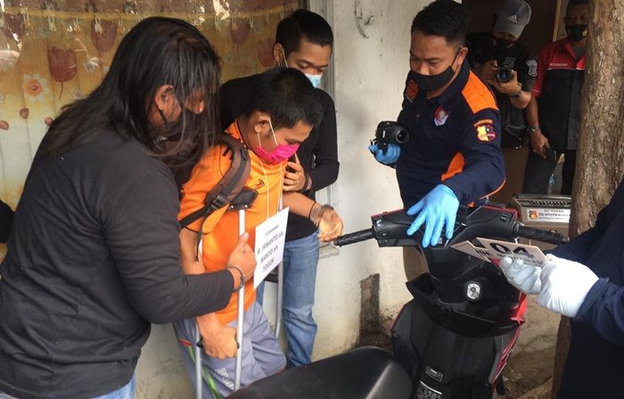 Reka Ulang Pembunuhan Tukang Pijat Hingga Pelaku Kabur Telanjang Bulat Pakai Motor Reka Ulang Pembunuhan Tukang Pijat Hingga Pelaku Kabur Telanjang Bulat Pakai Motor