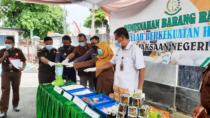 Kejari Tuban Musnahkan Ribuan Butir Dobel L hingga Ratusan Dus Jamu Kuat Kejari Tuban Musnahkan Ribuan Butir Dobel L hingga Ratusan Dus Jamu Kuat