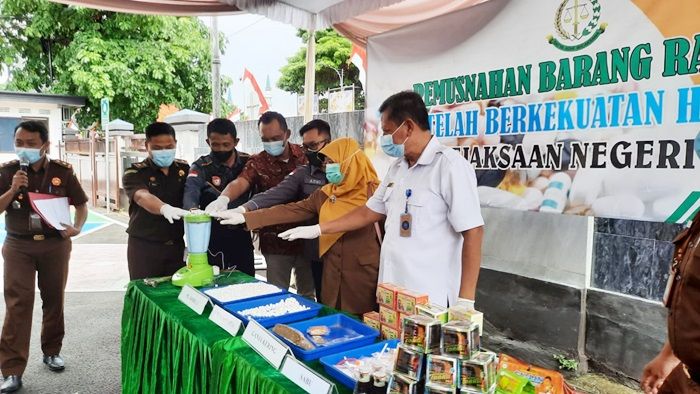 Kejari Tuban Musnahkan Ribuan Butir Dobel L hingga Ratusan Dus Jamu Kuat