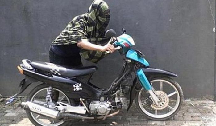 Gondol Sepeda Motor Ojol, Warga Kapas Baru Surabaya Dimassa Gondol Sepeda Motor Ojol, Warga Kapas Baru Surabaya Dimassa