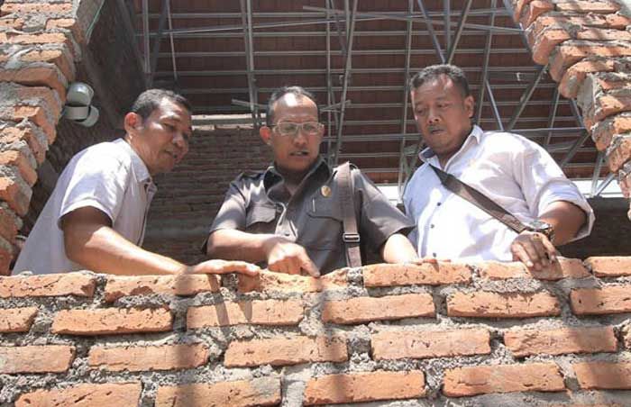 Progres Lamban, DPRD Madiun Sidak Pembangunan Kantor Kecamatan Gemarang dan Rumdin Camat Kare