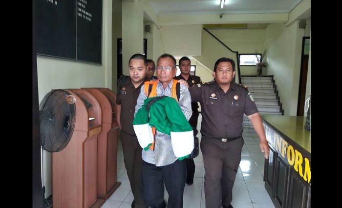 Diduga Korupsi DD Rp 113 Juta, Kejari Gresik Tahan Kades Pasinan Lemah Putih Diduga Korupsi DD Rp 113 Juta, Kejari Gresik Tahan Kades Pasinan Lemah Putih