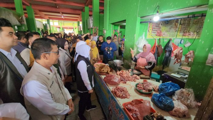 Khofifah Pantau Stok Bahan Pokok di Pasar Bojonegoro, Sejumlah Komoditas Terpantau Naik