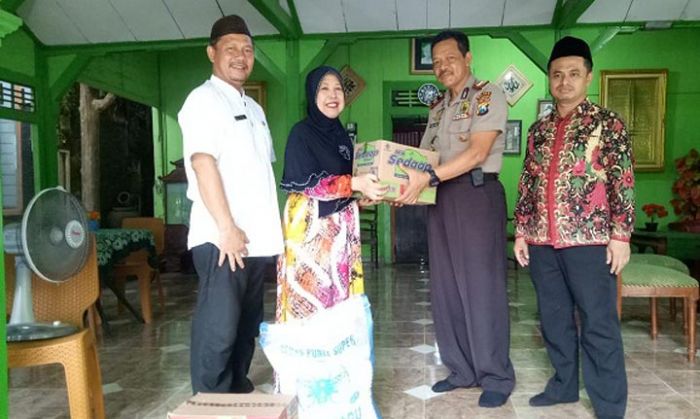 Dekat dengan Masyarakat, Polisi di Baureno Beri Bantuan Sembako ke Ponpes Dekat dengan Masyarakat, Polisi di Baureno Beri Bantuan Sembako ke Ponpes