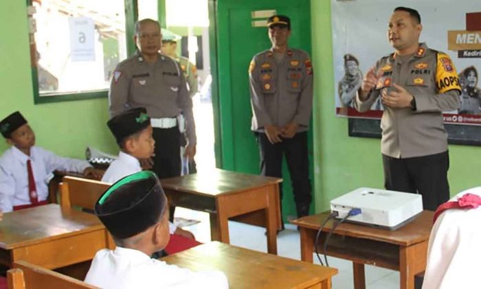 Kapolres Kediri Kota Mendadak Jadi Guru di MI dan MTs Miftahul Afkar Selotopeng Kapolres Kediri Kota Mendadak Jadi Guru di MI dan MTs Miftahul Afkar Selotopeng