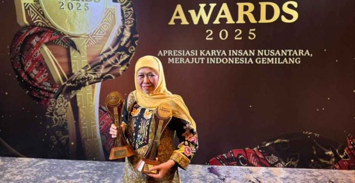 Komitmen Perkuat Ekonomi Kerakyatan, Gubernur Khofifah Raih Penghargaan Nasional