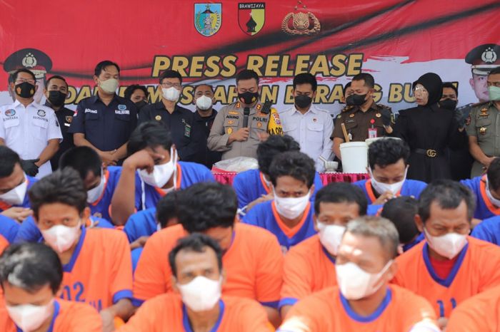 Polres Kediri Gelar Konferensi Pers Terkait Pengungkapan Kasus Selama 2021 Polres Kediri Gelar Konferensi Pers Terkait Pengungkapan Kasus Selama 2021
