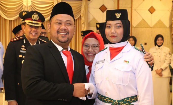 Bupati Gresik Kukuhkan 75 Anggota Paskibraka Tahun 2023 Bupati Gresik Kukuhkan 75 Anggota Paskibraka Tahun 2023