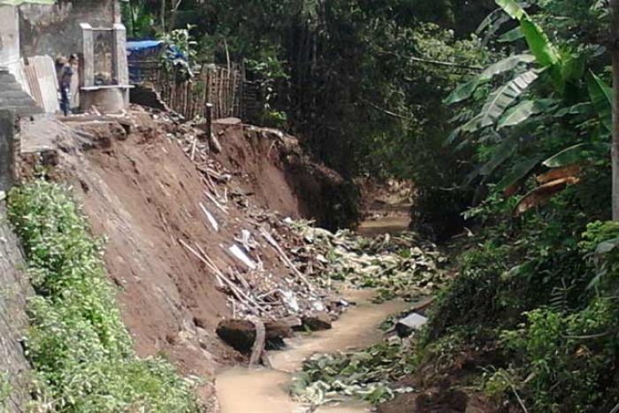 Hujan Deras Akibatkan Plengsengan Sungai Suromenggalan Ambrol