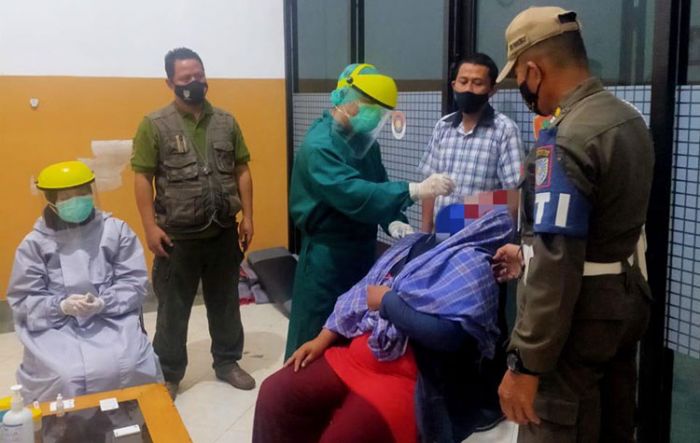 Terjaring Razia, Tiga PSK di Probolinggo Langsung Dites Swab Terjaring Razia, Tiga PSK di Probolinggo Langsung Dites Swab