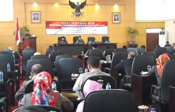 Aksi Boikot Warnai Paripurna Pengesahan RAPBD Kota Blitar Tahun Anggaran 2019 Aksi Boikot Warnai Paripurna Pengesahan RAPBD Kota Blitar Tahun Anggaran 2019