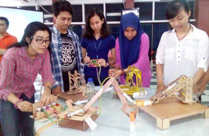 Mahasiswa STTS Bikin Hidrolis dari Triplek Mahasiswa STTS Bikin Hidrolis dari Triplek