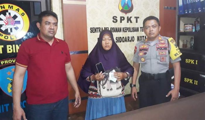 Emak-emak Pencuri Handphone di Perum Taman Pinang Diringkus Polisi Emak-emak Pencuri Handphone di Perum Taman Pinang Diringkus Polisi