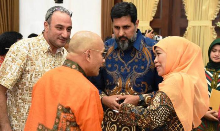 Gubernur Khofifah Beberkan Potensi Investasi Jawa Timur di Depan Forum AEGIS 2019 Gubernur Khofifah Beberkan Potensi Investasi Jawa Timur di Depan Forum AEGIS 2019
