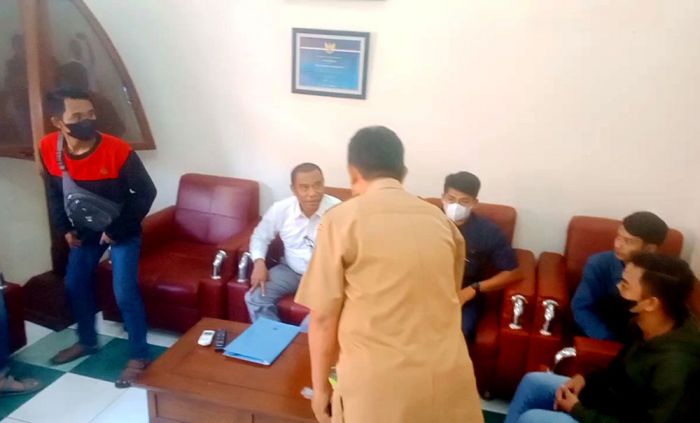 Dipecat, Belasan Karyawan SPBU Ketapang Ngeluruk Kantor DPRD Kota Probolinggo Dipecat, Belasan Karyawan SPBU Ketapang Ngeluruk Kantor DPRD Kota Probolinggo