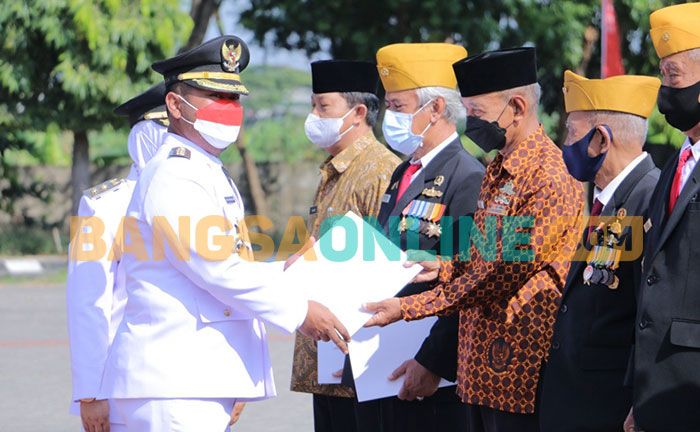 Bupati Gresik Beri Penghargaan untuk Insan Berjasa saat Upacara HUT ke-77 RI Bupati Gresik Beri Penghargaan untuk Insan Berjasa saat Upacara HUT ke-77 RI