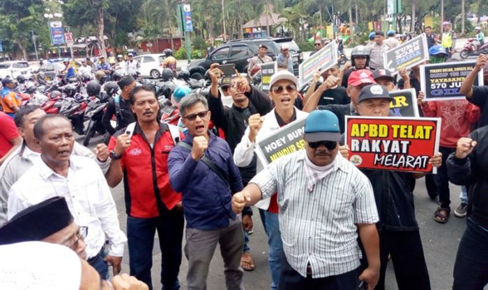 Dinilai Gagal Pimpin Jember, Sejumlah Warga Unjuk Rasa Tuntut Bupati Faida Dicopot Dinilai Gagal Pimpin Jember, Sejumlah Warga Unjuk Rasa Tuntut Bupati Faida Dicopot