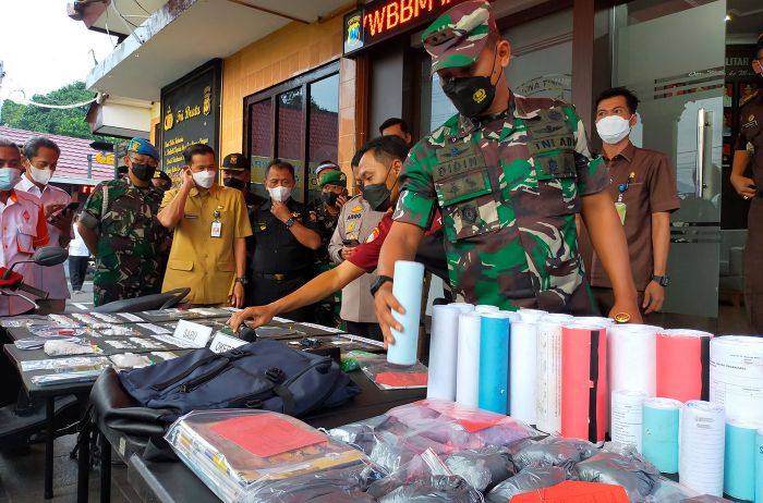 Polisi Amankan Tiga Pemuda Pengedar Mercon, Sita Barang Bukti 6 Kilogram Bahan Peledak Polisi Amankan Tiga Pemuda Pengedar Mercon, Sita Barang Bukti 6 Kilogram Bahan Peledak