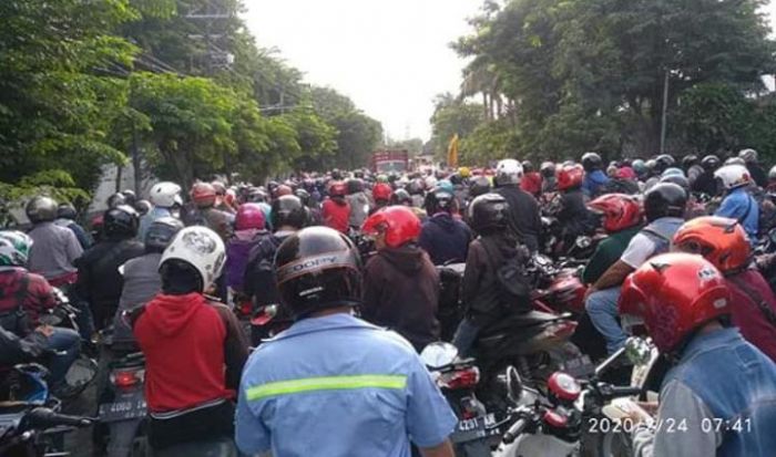 Proyek Pipa PDAM Bikin Kerusakan Jalan Mayjen Sungkono hingga Macet Total