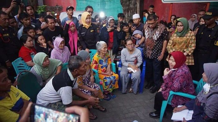 Tinjau Lokasi Kebakaran, Risma Siap Bantu Renovasi Rumah