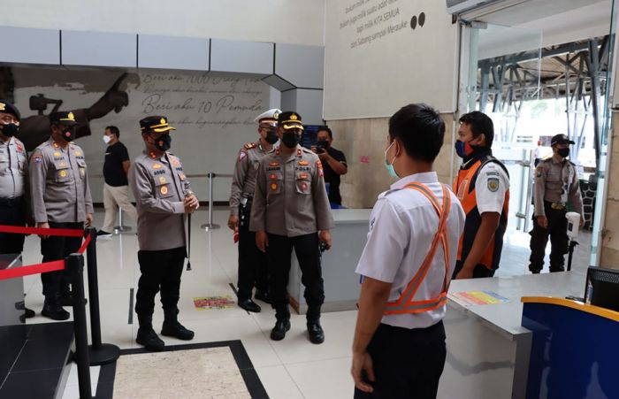 Kapolres Blitar Kota Tinjau Penerapan Protokol Kesehatan di Fasilitas Umum Kapolres Blitar Kota Tinjau Penerapan Protokol Kesehatan di Fasilitas Umum
