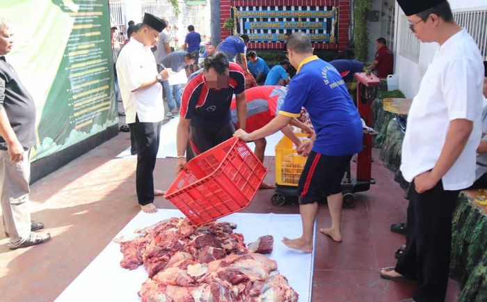 Narapidana Lapas Kediri Ikut Belajar Memotong Hewan Kurban Narapidana Lapas Kediri Ikut Belajar Memotong Hewan Kurban