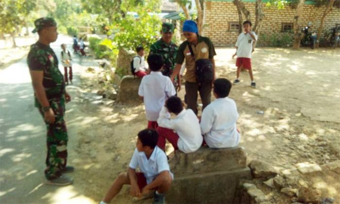 Canda Gurau Satgas TMMD Sampang dengan Bocah SD Canda Gurau Satgas TMMD Sampang dengan Bocah SD