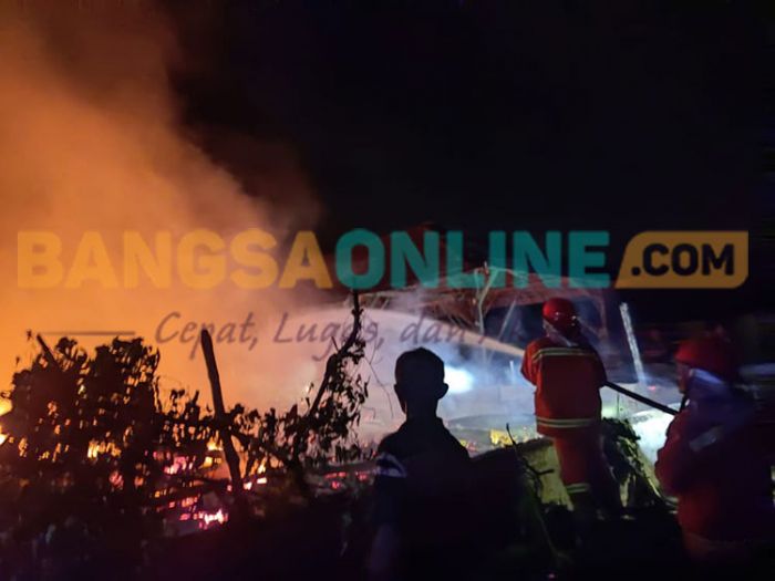 Ditinggal Tidur, Empat Rumah di Tuban Hangus Terbakar Ditinggal Tidur, Empat Rumah di Tuban Hangus Terbakar