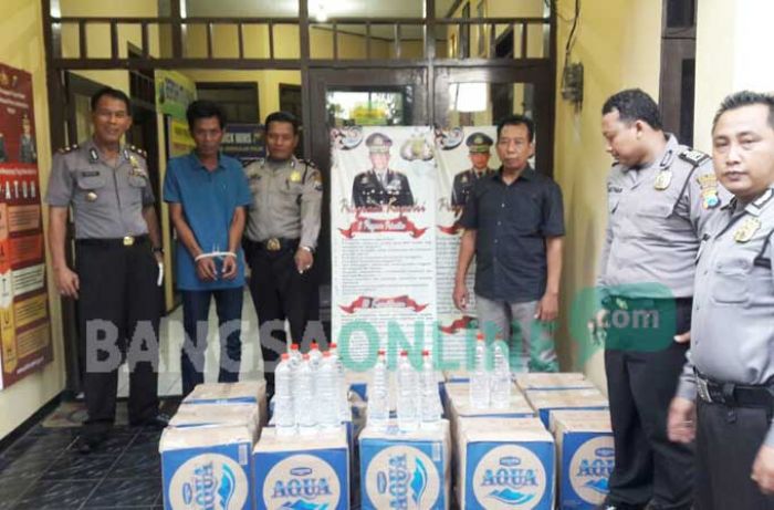 Bawa Ratusan Liter Arak, Warga Tuban Ditangkap Polisi di Jombang Bawa Ratusan Liter Arak, Warga Tuban Ditangkap Polisi di Jombang