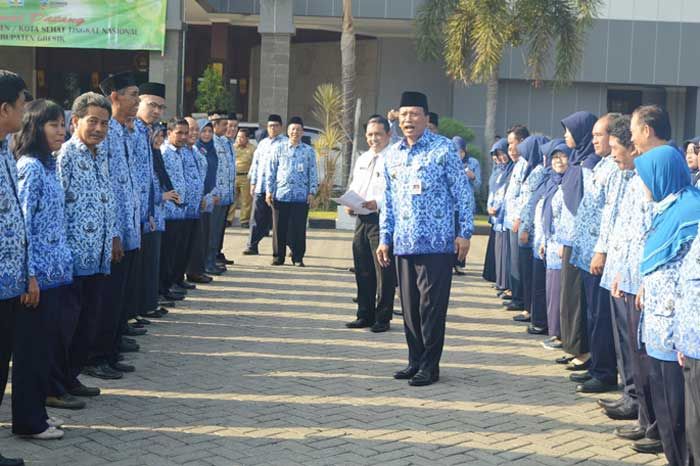Tak Tertib saat Apel Pagi, Bupati Sambari Hukum ASN Diskop dan Dinkes Tak Tertib saat Apel Pagi, Bupati Sambari Hukum ASN Diskop dan Dinkes