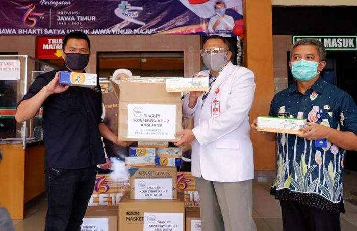 Covid-19 Charity AMSI Jatim Jelang Konferwil ke II, Salurkan Vitamin dan APD untuk Nakes RSSA Malang