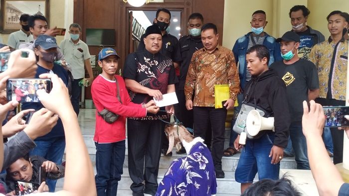 Bawa Kambing, Aliansi WC Demo DPRD Gresik Minta Nasir dan Nurhudi Dinonaktifkan Bawa Kambing, Aliansi WC Demo DPRD Gresik Minta Nasir dan Nurhudi Dinonaktifkan